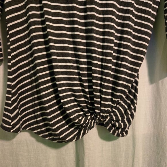 Maurices t-shirt womens Medium Grey white stripes 3/4 sleeve twist-hem Scoop - Picture 3 of 7